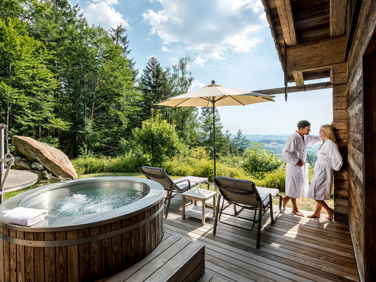 Infinity-Außenpool mit zahlreichen Liegemöglichkeiten des 4 Sterne Wellnesshotel Hüttenhof im Bayerischen Wald