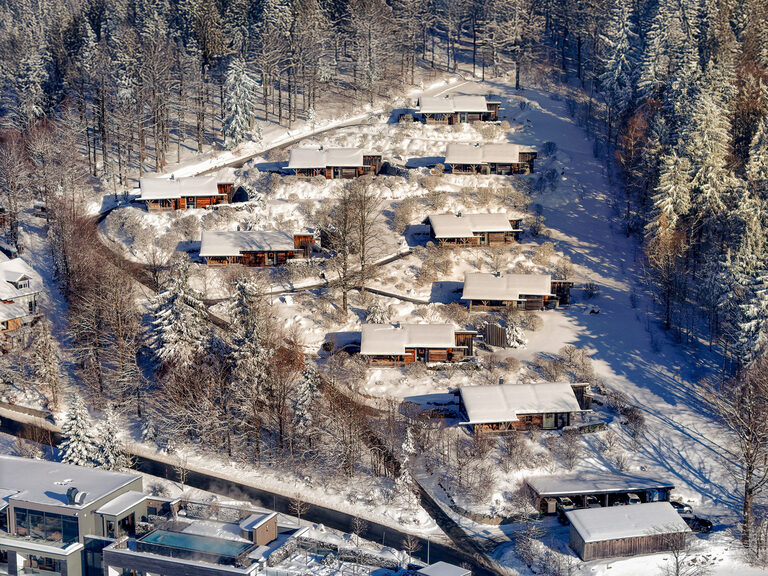 Lachendes Paar mit Schokofrucht-Spieß im 4-Sterne-Wellnesshotel Hüttenhof Paar lacht und Frau hält einen Schokofrucht-Spieß im Wellnesshotel Hüttenhof