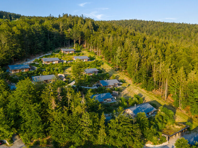 Lachendes Paar mit Schokofrucht-Spieß im 4-Sterne-Wellnesshotel Hüttenhof Paar lacht und Frau hält einen Schokofrucht-Spieß im Wellnesshotel Hüttenhof