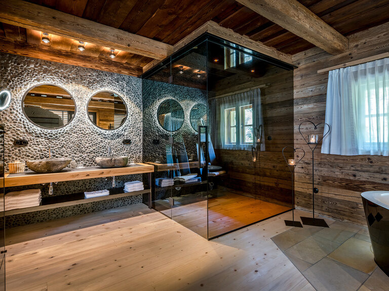Luxus Chalet Bayern mit freistehender Badewanne, Sauna und Waschbereich mit zwei Steinwaschbecken