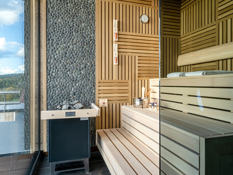 Private Sauna im Zimmer mit großem Fenster tollem Ausblick