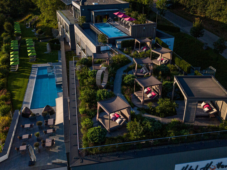 Hüttenhof - Wellnesshotel für Erwachsene Drohnenaufnahme sky-spa und wellnessgarten mit ausblick über bayerischen wald
