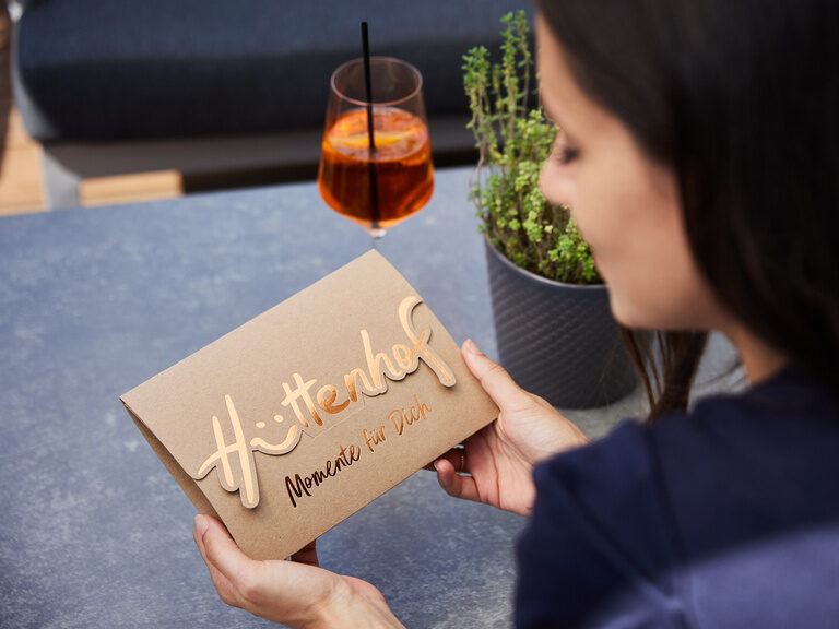 Gutschein des 4-Sterne-Wellnesshotel Hüttenhof Gutschein des Wellnesshotel Hüttenhof mit goldener Aufschrift