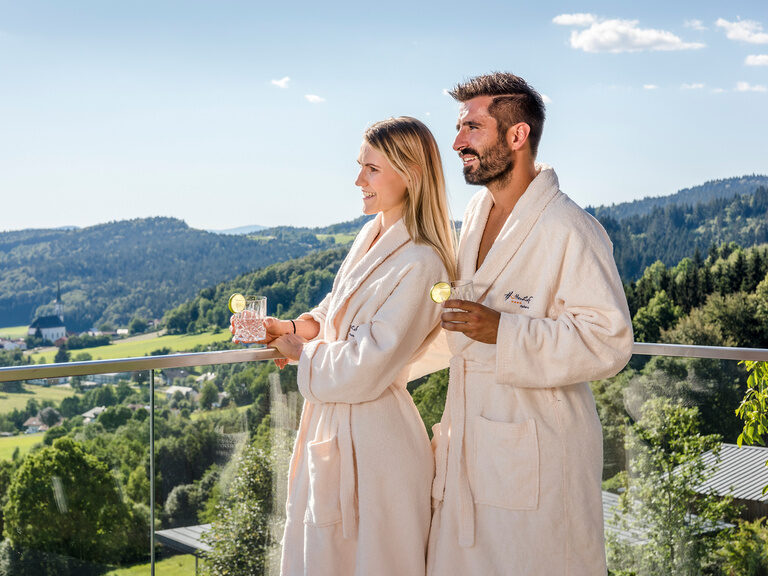 Urlaub mit Aussicht im Bayerischen Wald Pärchen im Sky-Spa auf der Terrasse mit Blick über den Bayerischen Wald